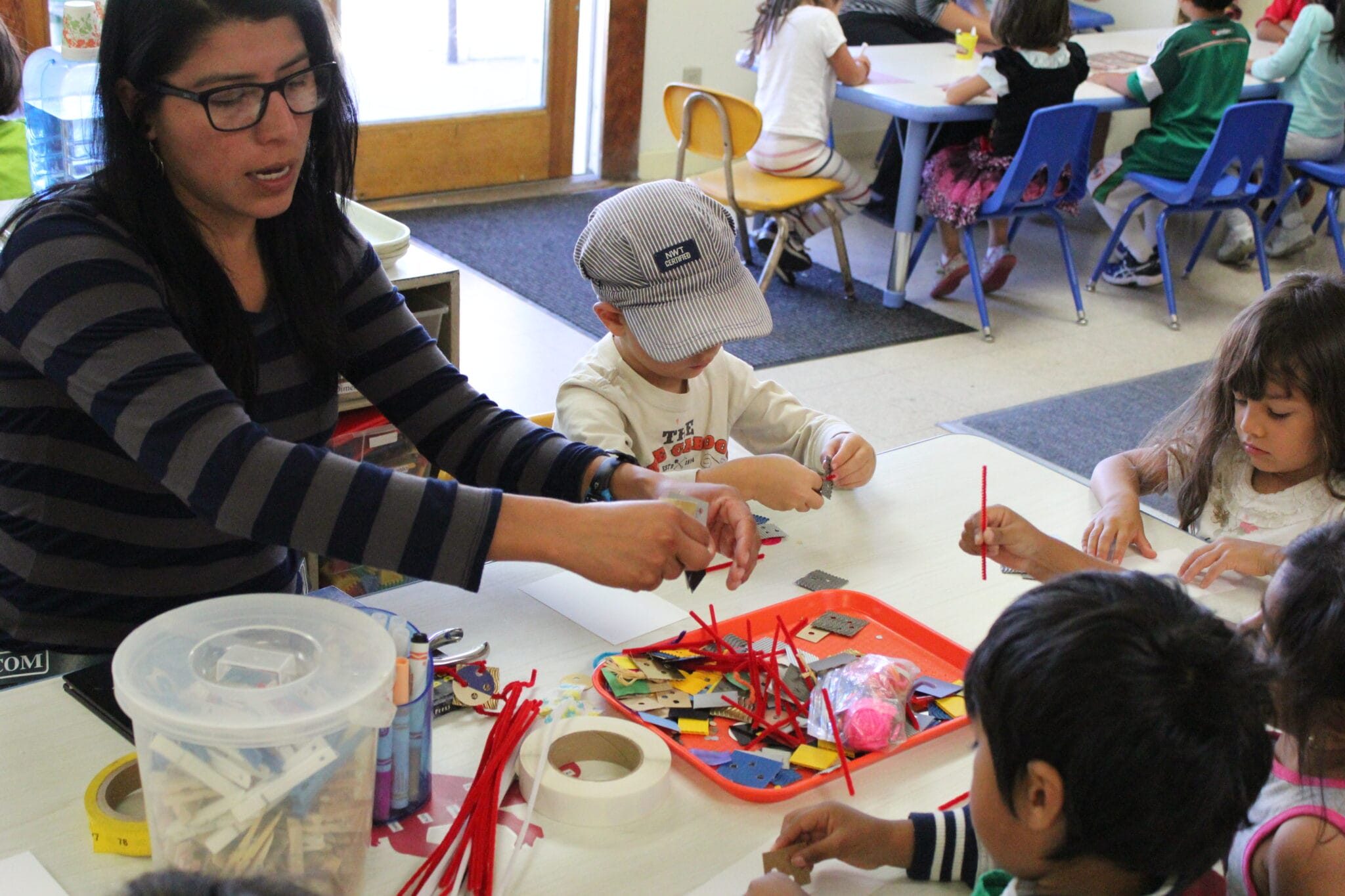 Child educator with 4 children at the table